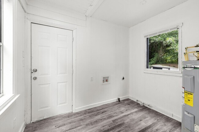 Building Photo - Charming 4 Bedroom, 2 Bathroom house