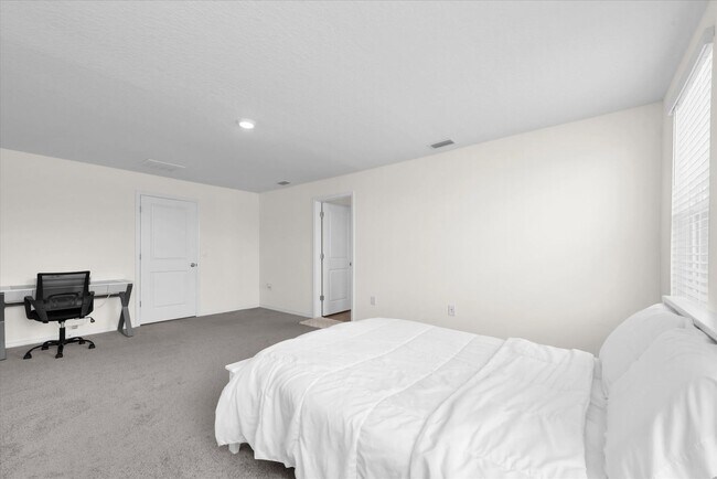 Building Photo - Available now in Wimauma | Spacious 5BR Home with 2,600+ Sqft