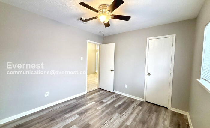 Building Photo - 9926 Goldenglade Dr