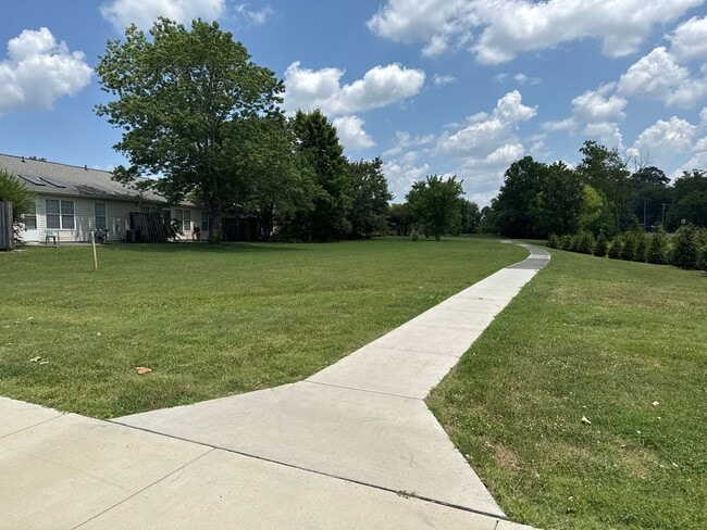 Building Photo - Charming 2 Bed, 2 Bath Townhouse in Knoxvi...