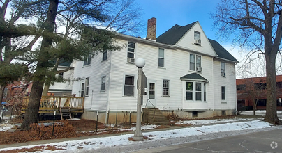 Building Photo - Huge sunny vintage 4bedroom apartment