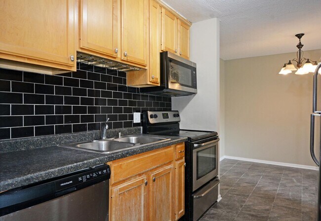 Building Photo - Spacious 3-Bed 1-Bath Condo For Rent in Ea...