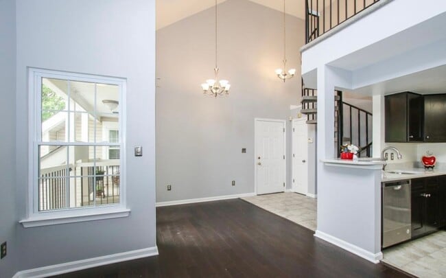 Building Photo - Beautiful 2-Level top floor condo close to...