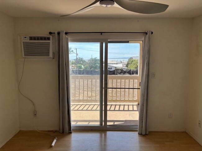 Building Photo - 3bd/2ba upstairs unit with deck