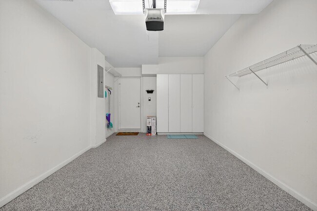 Building Photo - 16100 W Bay Dr