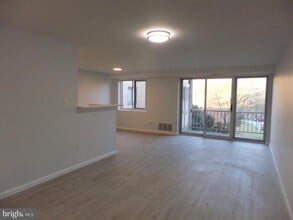 Building Photo - 1640 Oakwood Dr
