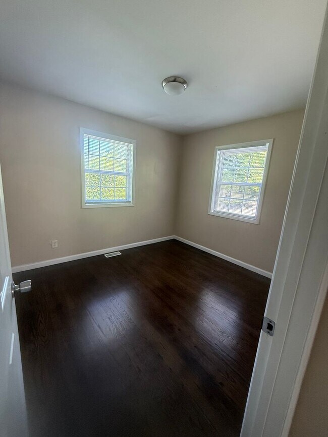 Building Photo - 3 Bedroom Single Family Home