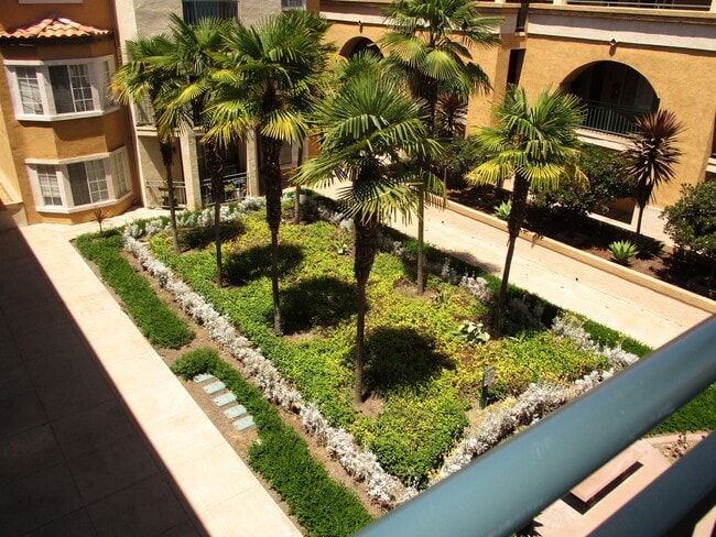 Building Photo - Desirable River Colony 2 Bedroom 2 Bath 3rd Floor Condo