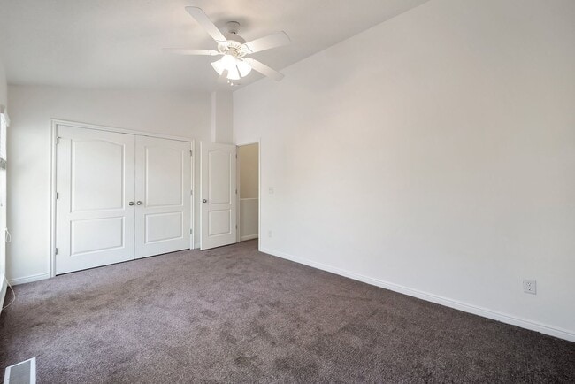 Building Photo - Awesome Townhome in Iverness Square in Murray