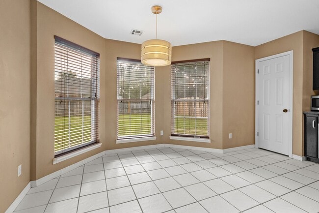 Building Photo - Bright & Beautiful 4 Bedroom Home with Fenced Yard and Modern Upgrades!