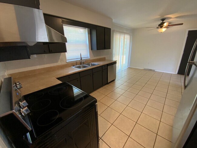 Building Photo - 409-411 Brewer Dr