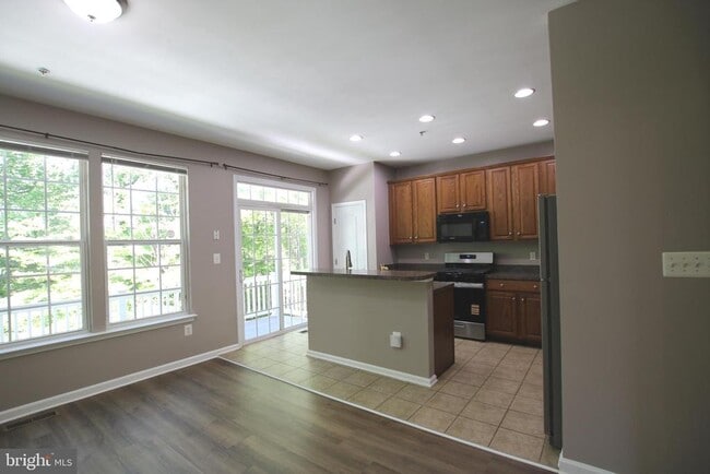 Building Photo - 622 Tailgate Terrace