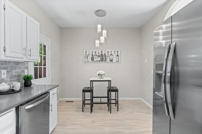 Building Photo - Contemporary Comfort Meets Convenience in ...