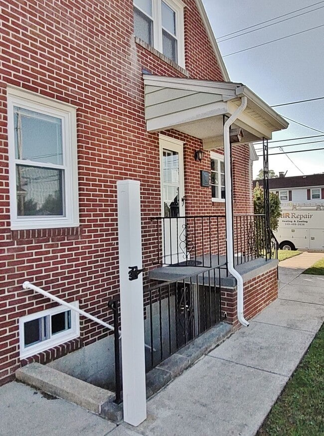 Building Photo - 4 Bed / 2 Bath Single Family Home