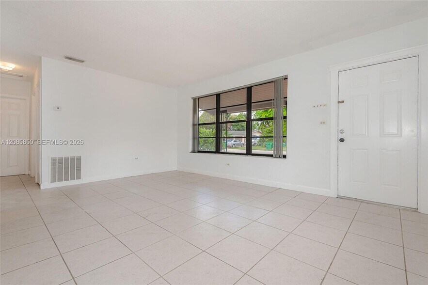 Building Photo - 2631 Alcazar Dr