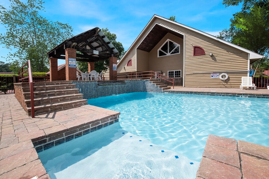 Primary Photo - Park Hills Apartments
