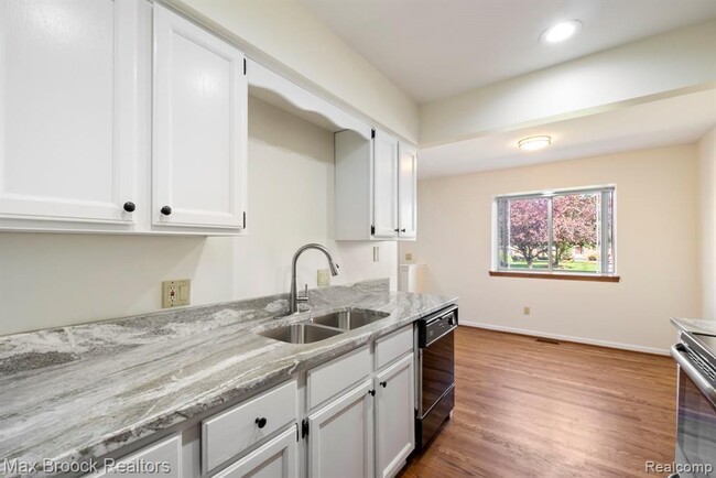 Building Photo - 1823 Torquay Ave