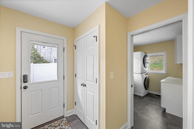 Building Photo - 3 Buttonwood Ave