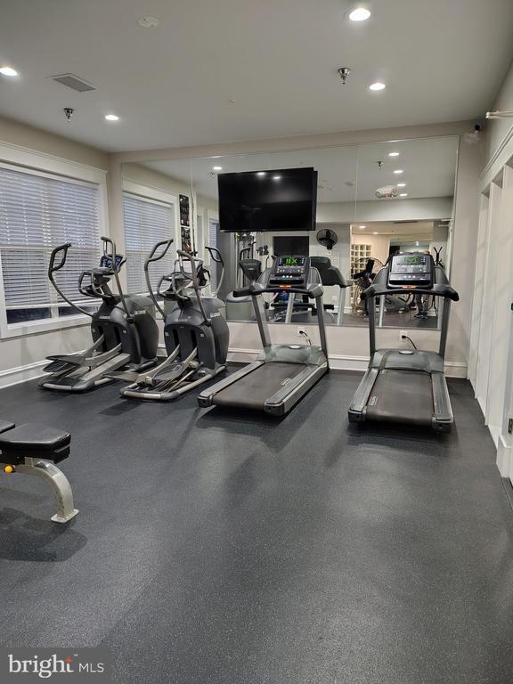 Building Photo - 1641 International Dr