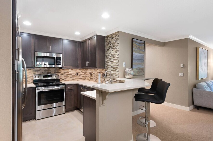 Building Photo - 1280 Bellevue Way NE