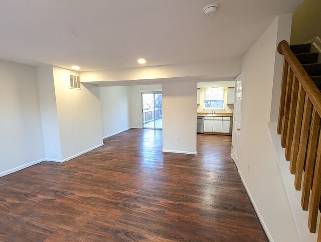 Building Photo - Well maintained townhouse in Robin Meadows Community with updated features available mid January!