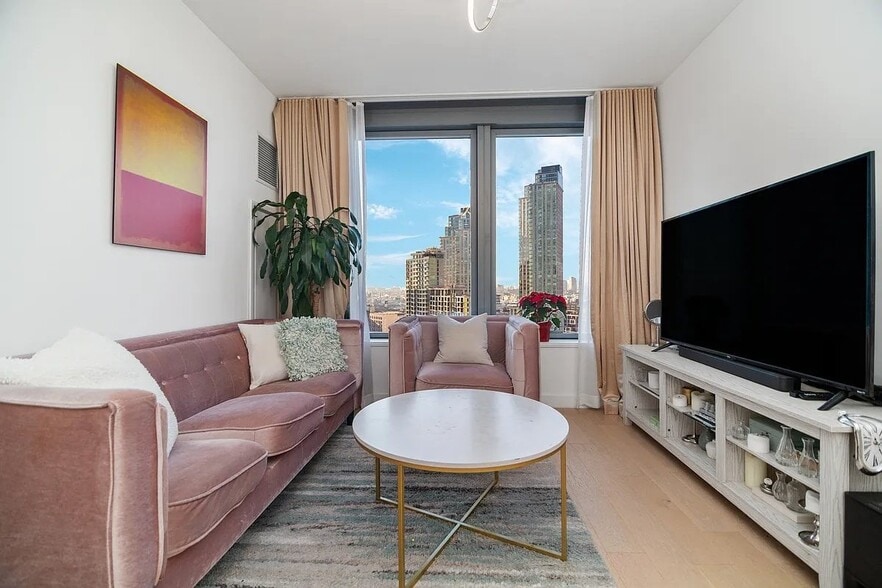 Building Photo - 3 Ct Square W