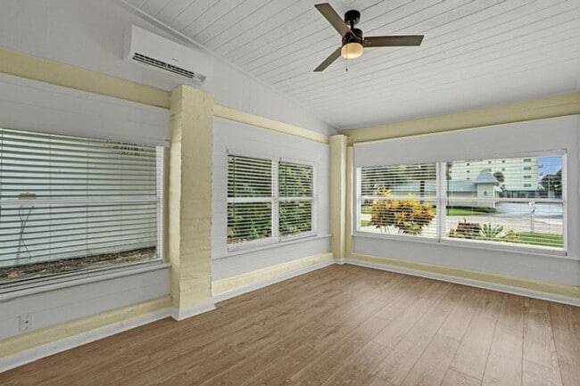 Building Photo - 1205 S Lake Dr