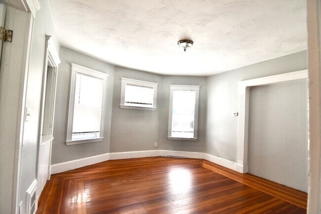 Building Photo - 42 Colonial Ave