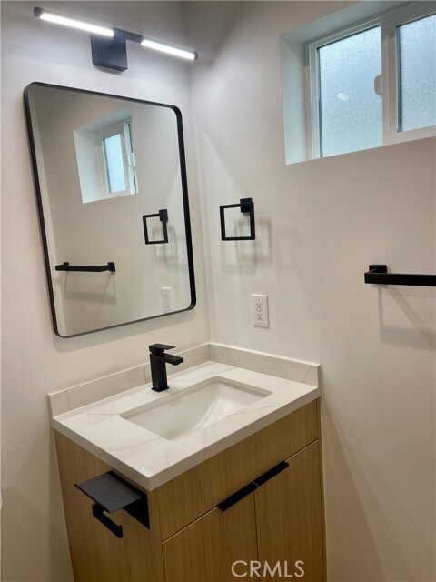 Building Photo - 611 W 41st Pl