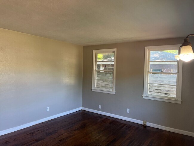 Building Photo - ***3 Bedroom / 1 Bathroom House for Rent i...
