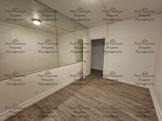 Building Photo - 4 BEDROOM, 1 BATHROOM APARTMENT, 2 TANDEM PARKING