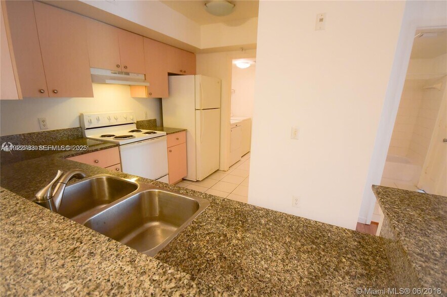 Building Photo - 2427 Centergate Dr