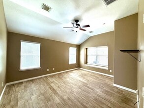 Building Photo - 10022 Driftwood Park Dr