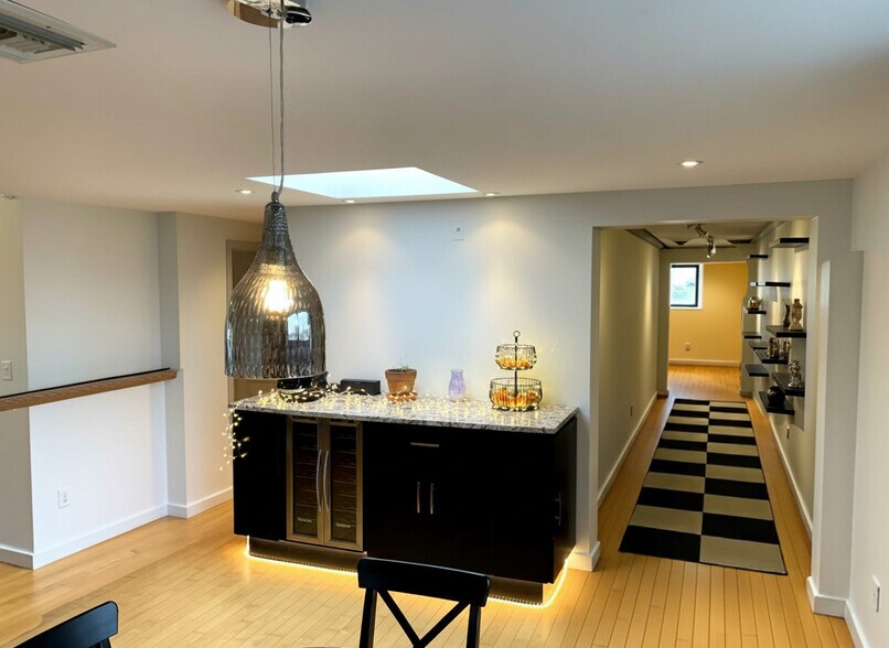 Building Photo - 170 Gore St