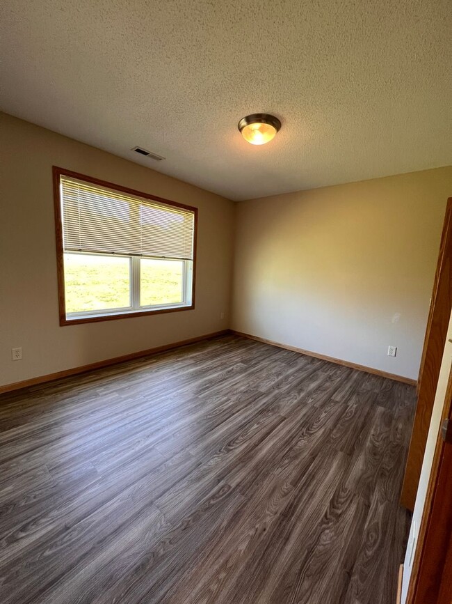 Building Photo - 938 E 6th St