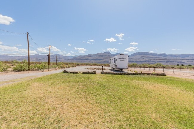 Building Photo - Charming 3 bedroom 2 bath Home - MOVE IN S...