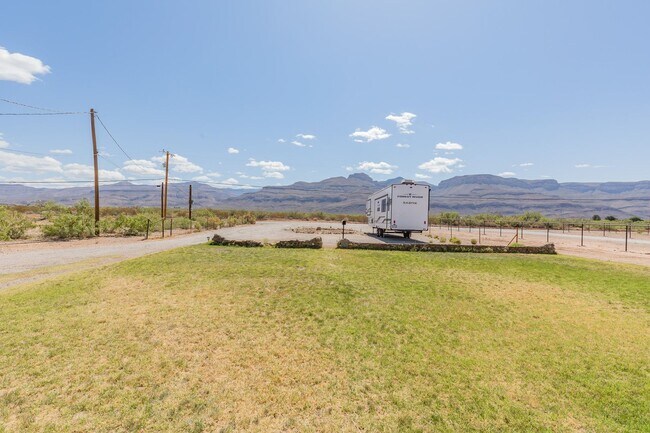 Building Photo - Charming 3 bedroom 2 bath Home with acreage