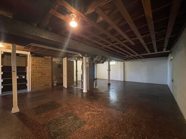 Building Photo - Home For Rent Bellevue.