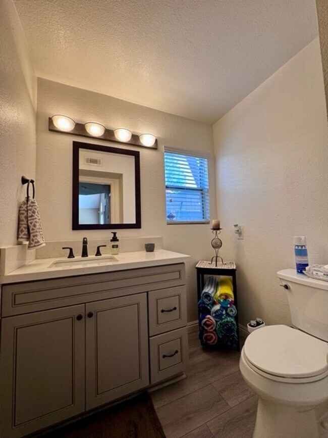 Building Photo - Beautiful 4 Bedroom Pool Home with Solar i...