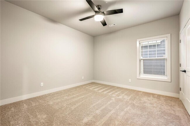 Building Photo - 923 NE Hts Ln