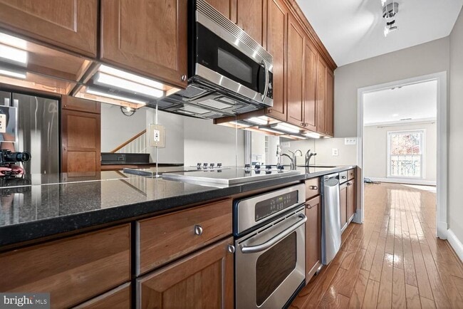 Building Photo - 3291 Sutton Pl NW