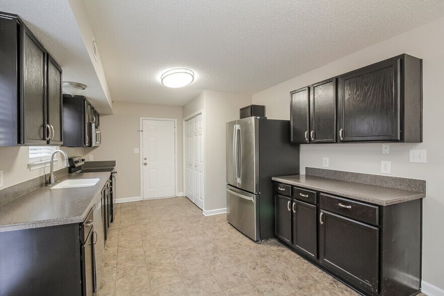 Building Photo - 520 River View Dr