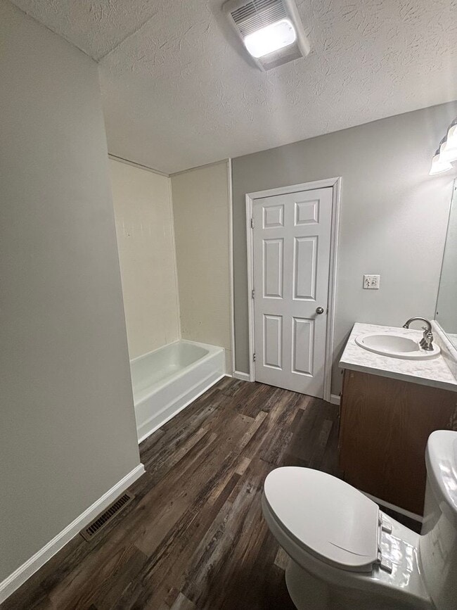 Building Photo - Newly Updated 4bd/3bth in Seymour!