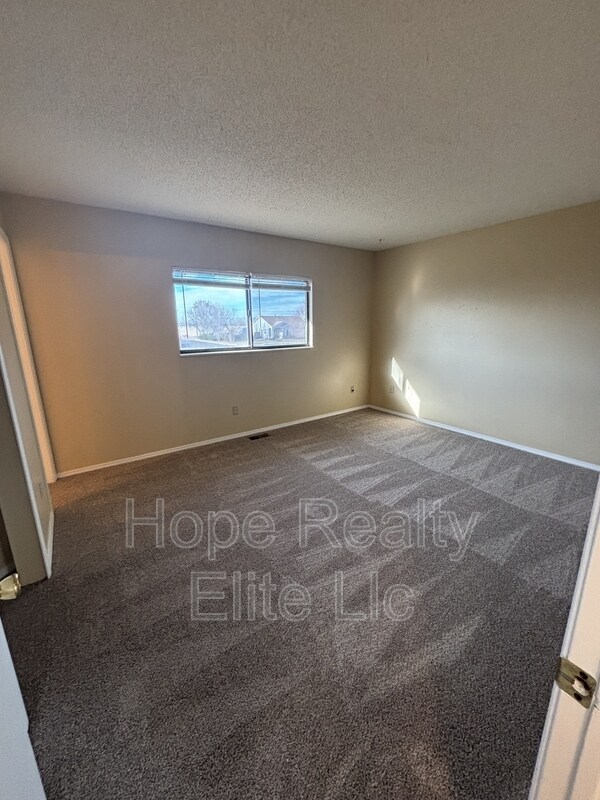 Building Photo - 902 Rancher Dr