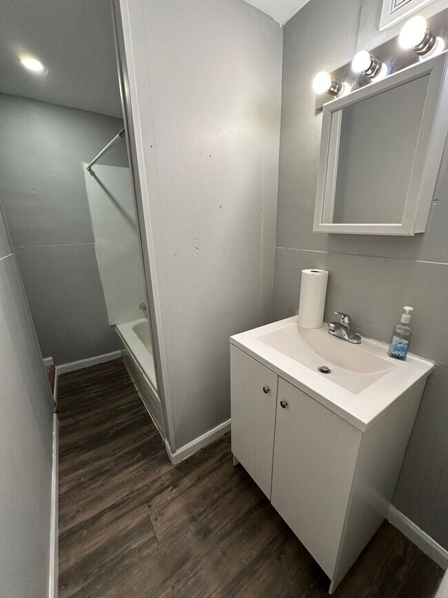 Building Photo - One Bedroom apartment Upstairs