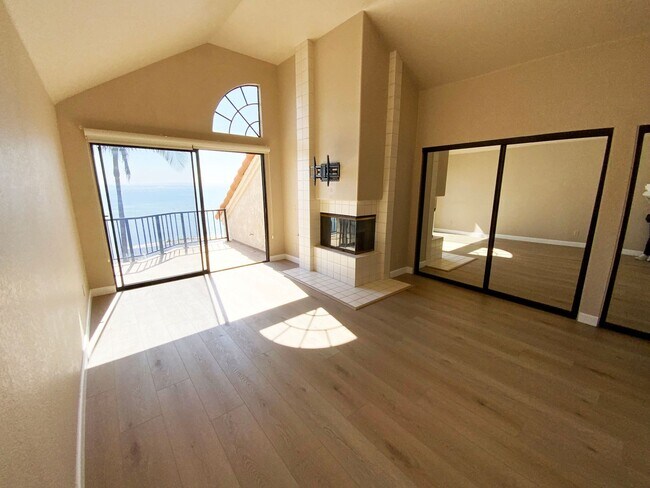 Building Photo - Townhouse with Bay Views!