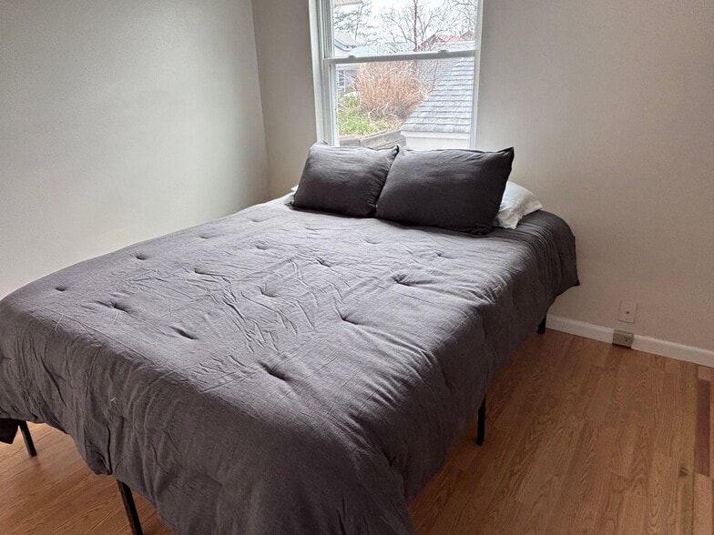 Building Photo - 463 Down Hill Dr