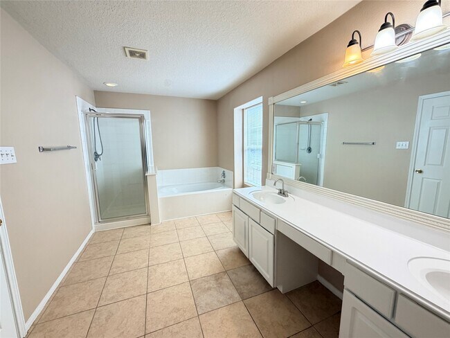 Building Photo - 15423 Fir Woods Ln