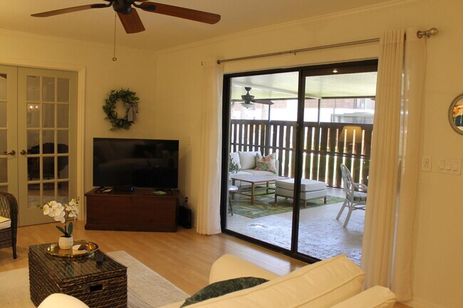 Building Photo - 301 SE Castle Ct