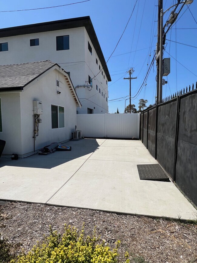 Building Photo - 2229 S Longwood Ave